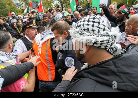 Due persone si scontrano all'inizio del raduno e marcia a sostegno dei palestinesi che si è tenuto nel Loop di Chicago il 21 ottobre 2023. È stata la quarta protesta di Chicago in due settimane a sostegno della causa palestinese e a radunarsi contro l'azione militare israeliana a Gaza. (Foto di: Alexandra Buxbaum/Sipa USA) credito: SIPA USA/Alamy Live News Foto Stock