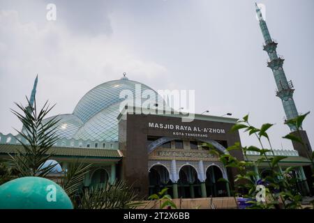 Indonesiano. La moschea è il luogo di culto dei musulmani, situata lateralmente con una vista verso il cielo. Foto Stock