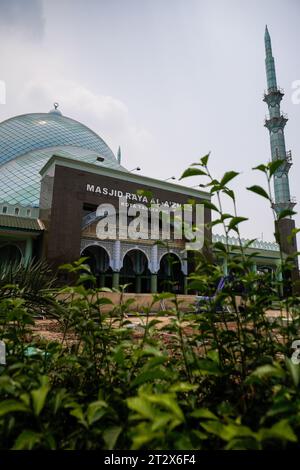 Indonesiano. La moschea è il luogo di culto dei musulmani, situata lateralmente con una vista verso il cielo. Foto Stock