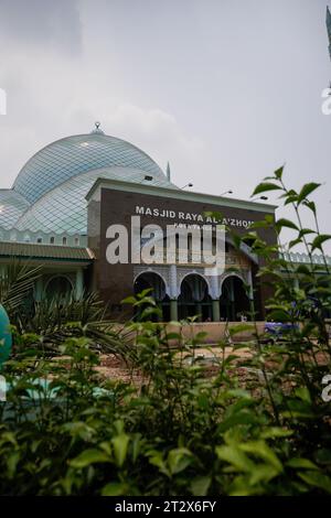 Indonesiano. La moschea è il luogo di culto dei musulmani, situata lateralmente con una vista verso il cielo. Foto Stock