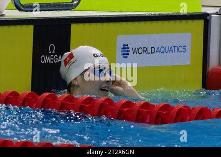 Budapest. 21 ottobre 2023. Siobhan Bernadette Haughey della Cina di Hong Kong reagisce dopo aver vinto la finale femminile dei 200 m stile libero alla World Aquatics Swimming World Cup 2023 a Budapest, in Ungheria, il 21 ottobre 2023. Crediti: Attila Volgyi/Xinhua/Alamy Live News Foto Stock