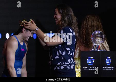 Budapest. 21 ottobre 2023. Siobhan Bernadette Haughey (L) della Cina di Hong Kong reagisce dopo aver vinto la finale femminile dei 200 m stile libero alla World Aquatics Swimming World Cup 2023 a Budapest, in Ungheria, il 21 ottobre 2023. Crediti: Attila Volgyi/Xinhua/Alamy Live News Foto Stock