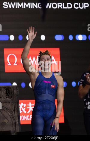 Budapest. 21 ottobre 2023. Siobhan Bernadette Haughey della Cina di Hong Kong reagisce dopo aver vinto la finale femminile dei 200 m stile libero alla World Aquatics Swimming World Cup 2023 a Budapest, in Ungheria, il 21 ottobre 2023. Crediti: Attila Volgyi/Xinhua/Alamy Live News Foto Stock