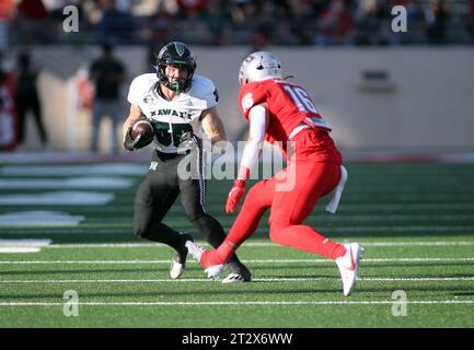 21 ottobre 2023 - il running back degli Hawaii Rainbow Warriors Landon Sims n. 30 corre la palla durante una partita tra i New Mexico Lobos e gli Hawaii Rainbow Warriors allo University Stadium di Albuquerque, NEW Mexico - Michael Sullivan/CSM Foto Stock