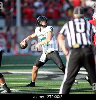 21 ottobre 2023 - il quarterback degli Hawaii Rainbow Warriors Brayden Schager #13 passa il pallone durante una partita tra i New Mexico Lobos e gli Hawaii Rainbow Warriors allo University Stadium di Albuquerque, NEW Mexico - Michael Sullivan/CSM Foto Stock