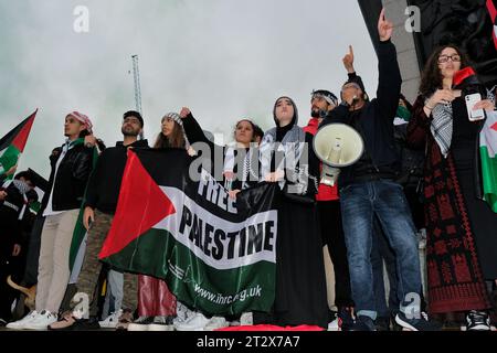 Londra, Regno Unito. 21 ottobre 2023. Si stima che 100.000 persone abbiano marciato a sostegno della Palestina, terminando a Whitehall, dove si è tenuta una manifestazione, chiedendo un cessate il fuoco tra le forze israeliane e i militanti di Hamas. Mercoledì, un'esplosione si è verificata all'ospedale arabo di al-Ahli, uccidendo e ferendo centinaia di persone, provocando indignazione in tutto il mondo. Non è chiaro chi sia il responsabile dell'esplosione. Credito: Fotografia dell'undicesima ora/Alamy Live News Foto Stock