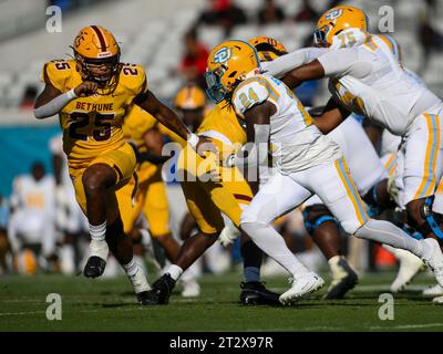 Jacksonville, Florida, USA. 21 ottobre 2023. Il linebacker di Bethune Cookman Dearis Thomas (25) affronta il running back del sud Gary Quarles (24), partita di football NCAA del primo tempo tra i Southern University Jaguars e i Bethune Cookman Wildcats all'Everbank Stadium di Jacksonville, Florida. Romeo T Guzman/Cal Sport Media/Alamy Live News Foto Stock