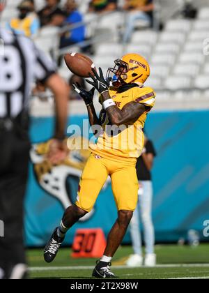 Jacksonville, Florida, USA. 21 ottobre 2023. Il wide receiver Bethune Cookman Omari Stewart (28) prende il pallone nella partita di football NCAA del primo tempo tra i Southern University Jaguars e i Bethune Cookman Wildcats all'Everbank Stadium di Jacksonville, Florida. Romeo T Guzman/Cal Sport Media/Alamy Live News Foto Stock