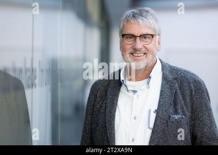 Remscheid, Germania. 17 ottobre 2023. Uwe Busch, direttore del Museo tedesco di Röntgen, si trova nel museo. Le immagini storiche a raggi X del museo sono state nominate per il Patrimonio dell'Umanità dell'UNESCO. (A dpa: "Le immagini di Röntgen - Un museo sulla strada per diventare un sito patrimonio dell'umanità dei documenti") credito: Marius Becker/dpa/Alamy Live News Foto Stock