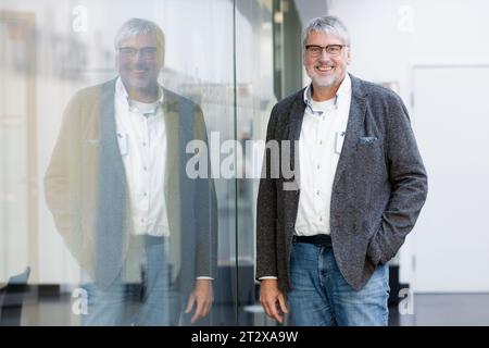 Remscheid, Germania. 17 ottobre 2023. Uwe Busch, direttore del Museo tedesco di Röntgen, si trova nel museo. Le immagini storiche a raggi X del museo sono state nominate per il Patrimonio dell'Umanità dell'UNESCO. (A dpa: "Le immagini di Röntgen - Un museo sulla strada per diventare un sito patrimonio dell'umanità dei documenti") credito: Marius Becker/dpa/Alamy Live News Foto Stock