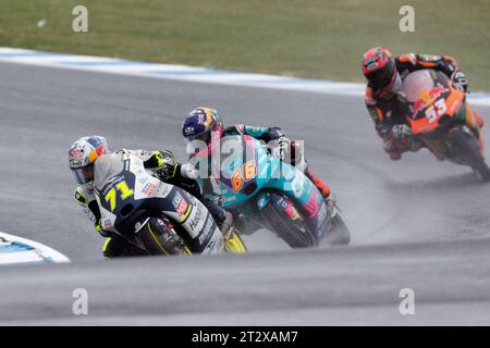 Melbourne, Australia, 22 ottobre 2023. SASAKI Ayumu (ASAS) di JPN sulla Liqui Moly Husqvarna GP intatto HUSQVARNA davanti a KELSO Joel (JKel) di AUS sul CFMOTO Racing PruestelGP CFMOTO durante il MotoGP australiano al Phillip Island Grand Prix Circuit il 22 ottobre 2023 a Melbourne, Australia. Crediti: Dave Hewison/Speed Media/Alamy Live News Foto Stock