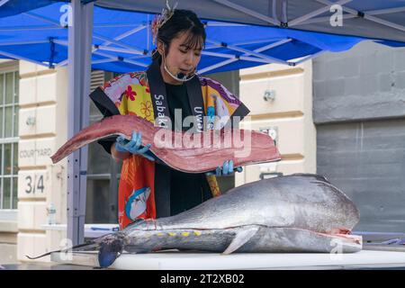 I membri del Sabaki Girl Project eseguono il taglio del tonno rosso durante la Japanese Food Expo all'Industry City di New York il 21 ottobre 2023 Foto Stock