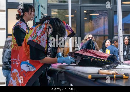 I membri del Sabaki Girl Project eseguono il taglio del tonno rosso durante la Japanese Food Expo all'Industry City di New York il 21 ottobre 2023 Foto Stock