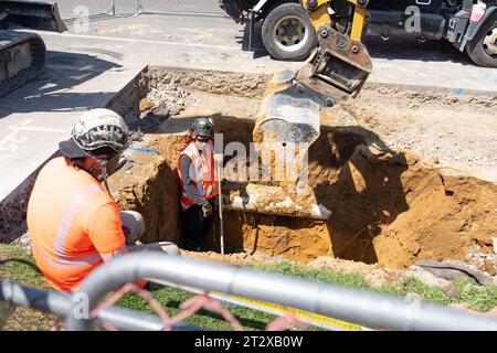 Tauranga nuova Zelanda - ottobre. 2023; lavori stradali per infrastrutture e scavo in strada. Foto Stock