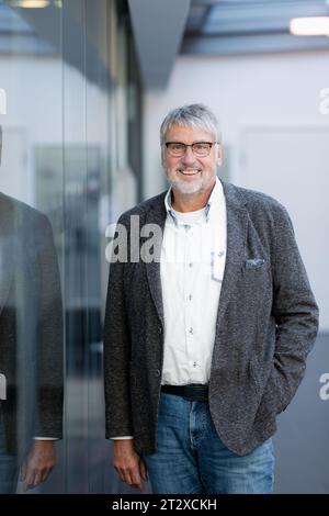 Remscheid, Germania. 17 ottobre 2023. Uwe Busch, direttore del Museo tedesco di Röntgen, si trova nel museo. Le immagini storiche a raggi X del museo sono state nominate per il Patrimonio dell'Umanità dell'UNESCO. (A dpa: "Le immagini di Röntgen - Un museo sulla strada per diventare un sito patrimonio dell'umanità dei documenti") credito: Marius Becker/dpa/Alamy Live News Foto Stock