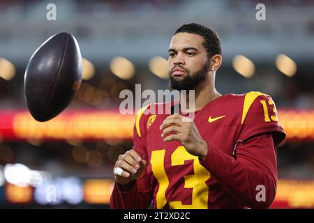 Los Angeles, California, USA. 21 ottobre 2023. Il quarterback della California meridionale CALEB WILLIAMS (13) si riscalda a bordo campo tra le giocate durante una partita di football NCAA tra la California meridionale e lo Utah al Los Angeles Memorial Coliseum di Los Angeles, California. (Immagine di credito: © Brenton TSE/ZUMA Press Wire) SOLO USO EDITORIALE! Non per USO commerciale! Foto Stock