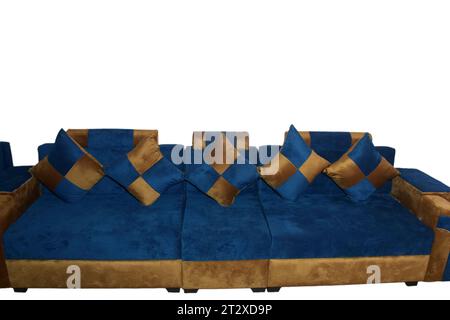 La foto mostra il blu navy e il colore dorato del design dei divani esposti in casa. sfondo bianco isolato Foto Stock