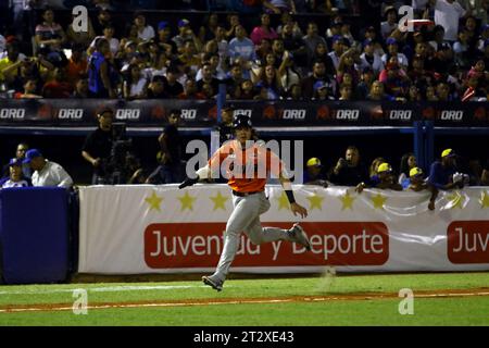 Valencia, Carabobo, Venezuela. 21 ottobre 2023. 21 ottobre 2023. Prima partita di baseball professionistico venezuelana della stagione 2023-2024 tra Aguilas del Zulia e Navegantes del Magallanes allo stadio Jose Bernardo Perez nella città di Valencia, stato del Carabobo. Foto: Juan Carlos Hernandez (Credit Image: © Juan Carlos Hernandez/ZUMA Press Wire) SOLO USO EDITORIALE! Non per USO commerciale! Foto Stock