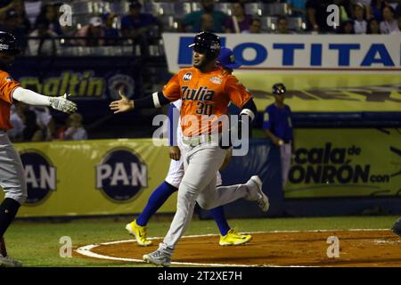 Valencia, Carabobo, Venezuela. 21 ottobre 2023. 21 ottobre 2023. Prima partita di baseball professionistico venezuelana della stagione 2023-2024 tra Aguilas del Zulia e Navegantes del Magallanes allo stadio Jose Bernardo Perez nella città di Valencia, stato del Carabobo. Foto: Juan Carlos Hernandez (Credit Image: © Juan Carlos Hernandez/ZUMA Press Wire) SOLO USO EDITORIALE! Non per USO commerciale! Foto Stock