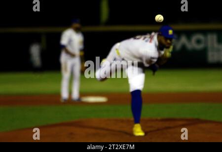 Valencia, Carabobo, Venezuela. 21 ottobre 2023. 21 ottobre 2023. Prima partita di baseball professionistico venezuelana della stagione 2023-2024 tra Aguilas del Zulia e Navegantes del Magallanes allo stadio Jose Bernardo Perez nella città di Valencia, stato del Carabobo. Foto: Juan Carlos Hernandez (Credit Image: © Juan Carlos Hernandez/ZUMA Press Wire) SOLO USO EDITORIALE! Non per USO commerciale! Foto Stock