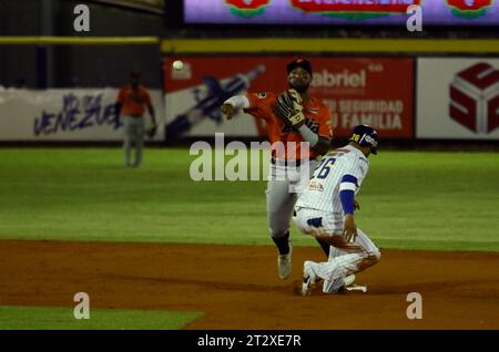 Valencia, Carabobo, Venezuela. 21 ottobre 2023. 21 ottobre 2023. Prima partita di baseball professionistico venezuelana della stagione 2023-2024 tra Aguilas del Zulia e Navegantes del Magallanes allo stadio Jose Bernardo Perez nella città di Valencia, stato del Carabobo. Foto: Juan Carlos Hernandez (Credit Image: © Juan Carlos Hernandez/ZUMA Press Wire) SOLO USO EDITORIALE! Non per USO commerciale! Foto Stock