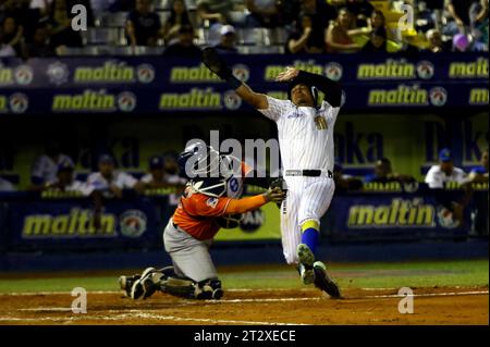 Valencia, Carabobo, Venezuela. 21 ottobre 2023. 21 ottobre 2023. Prima partita di baseball professionistico venezuelana della stagione 2023-2024 tra Aguilas del Zulia e Navegantes del Magallanes allo stadio Jose Bernardo Perez nella città di Valencia, stato del Carabobo. Foto: Juan Carlos Hernandez (Credit Image: © Juan Carlos Hernandez/ZUMA Press Wire) SOLO USO EDITORIALE! Non per USO commerciale! Foto Stock