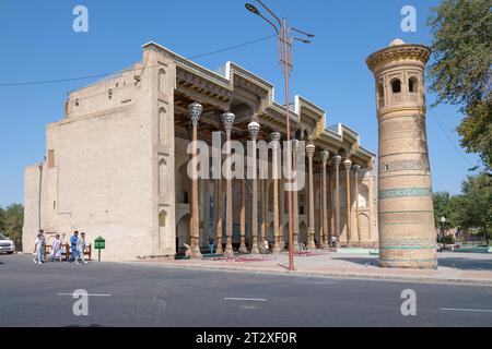 BUKHARA, UZBEKISTAN - 9 SETTEMBRE 2022: Vista dell'antica moschea di Bolo-Hauz in un soleggiato giorno di settembre Foto Stock