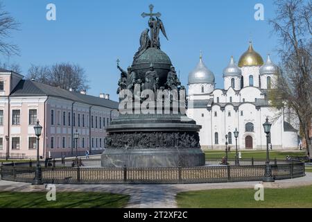 VELIKY NOVGOROD, RUSSIA - 25 APRILE 2023: Monumento "Millennium of Russia" e medievale St Cattedrale di Sofia nel Cremlino di Veliky Novgorod Foto Stock