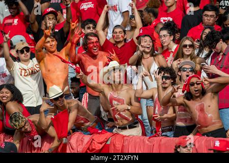 Houston, Texas, Stati Uniti. 21 ottobre 2023. I tifosi degli Houston Cougars fanno il tifo durante una partita tra i Texas Longhorns e gli Houston Cougars a Houston, Texas. Trask Smith/CSM/Alamy Live News Foto Stock