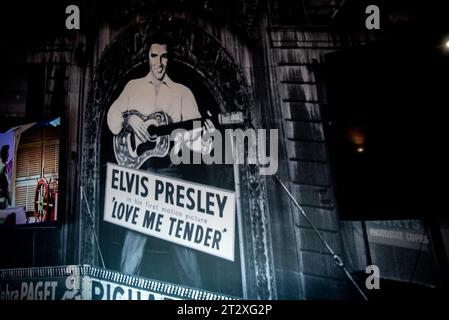 Una foto della performance di Elvis Presley "Love me Tender", esposta alla mostra Direct from Graceland: Elvis che si tiene presso l'Arches London Bridge "Direct from Graceland: la mostra di Elvis, una nuova importante mostra retrospettiva che esplora la vita di Elvis Presley, che fino ad oggi è una delle figure più iconiche e influenti del XX secolo, è la mostra di apertura presso il nuovo luogo di arte e cultura, l'Arches London Bridge. The Direct from Graceland: la mostra di Elvis presenta oltre 450 manufatti di proprietà di Elvis Presley, direttamente dalla casa dell'icona Graceland a Memphis, Tennessee, incluso Foto Stock