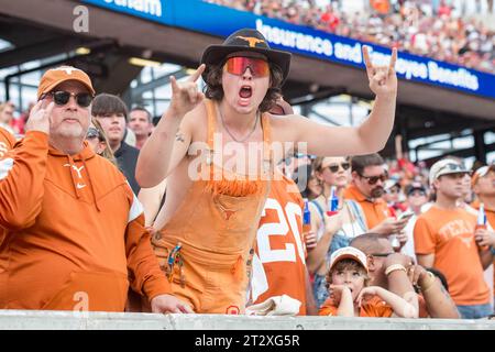 Houston, Texas, Stati Uniti. 21 ottobre 2023. Tifoso dei Texas Longhorns durante una partita tra i Texas Longhorns e gli Houston Cougars a Houston, Texas. Trask Smith/CSM/Alamy Live News Foto Stock