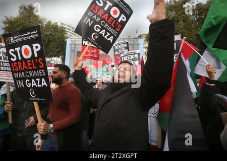 I manifestanti cantano slogan e bandiere con cartelli ondulati mentre si incontrano tutti alla stazione della metropolitana di Marble Arch. I sostenitori della Palestina si riuniscono per marciare verso Downing Street a seguito dei bombardamenti israeliani e della minaccia di un'invasione terrestre a Gaza da parte delle forze israeliane. Questa è la seconda settimana consecutiva che più di 100.000 persone sono scese per le strade di Londra per protestare. Molte delle organizzazioni coinvolte chiedono un cessate il fuoco, l'apertura del valico di Rafah in Egitto e la concessione di aiuti umanitari nella Striscia di Gaza. Foto Stock