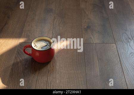 Caffè in una tazza su una superficie di legno Foto Stock