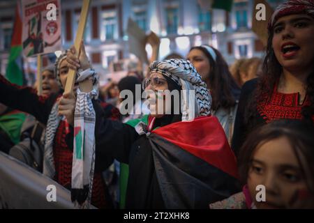 Madrid, Spagna. 21 ottobre 2023. Un manifestante porta uno striscione nella Puerta del Sol di Madrid in un nuovo giorno di manifestazioni e manifestazioni per protestare contro gli attacchi israeliani nella Striscia di Gaza. (Foto di David Canales/SOPA Images/Sipa USA) credito: SIPA USA/Alamy Live News Foto Stock