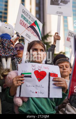 I manifestanti hanno visto tenere cartelli e urlare slogan contro Israele durante la manifestazione. In risposta ai continui attacchi israeliani dall'ottobre 2007, uccidendo migliaia di civili innocenti, tra cui bambini e donne, in Palestina, alcune organizzazioni non governative hanno condotto una dimostrazione lasciando giocattoli davanti al consolato israeliano a Istanbul. Si è detto che i giocattoli raccolti dopo l'azione sarebbero stati dati ai bambini nella zona del terremoto in Turchia. Le dimostrazioni si sono concluse in serata. (Foto di Ibrahim oner/SOPA Images/Sipa USA) Foto Stock