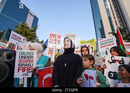 I manifestanti hanno visto tenere cartelli e urlare slogan contro Israele durante la manifestazione. In risposta ai continui attacchi israeliani dall'ottobre 2007, uccidendo migliaia di civili innocenti, tra cui bambini e donne, in Palestina, alcune organizzazioni non governative hanno condotto una dimostrazione lasciando giocattoli davanti al consolato israeliano a Istanbul. Si è detto che i giocattoli raccolti dopo l'azione sarebbero stati dati ai bambini nella zona del terremoto in Turchia. Le dimostrazioni si sono concluse in serata. Foto Stock