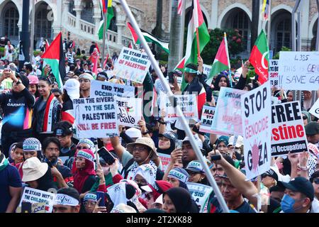 Kuala Lumpur, Malesia. 22 ottobre 2023. Migliaia di persone si sono riunite a Dataran MerdekaPiazza dell'indipendenza per esprimere la loro solidarietà ai palestinesi e condannare il bombardamento in corso da parte di Israele sulla Striscia di Gaza. h.berbar crediti: Imago/Alamy Live News Foto Stock