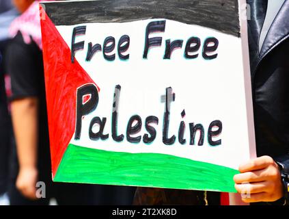 Kuala Lumpur, Malesia. 22 ottobre 2023. Migliaia di persone si sono riunite a Dataran MerdekaPiazza dell'indipendenza per esprimere la loro solidarietà ai palestinesi e condannare il bombardamento in corso da parte di Israele sulla Striscia di Gaza. h.berbar crediti: Imago/Alamy Live News Foto Stock