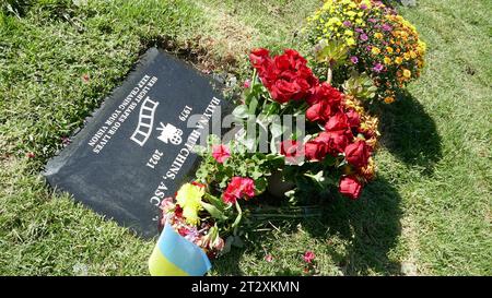 Los Angeles, California, USA 21 ottobre 2023 la direttrice della fotografia Halyna Hutchins grave in Garden of Legends all'Hollywood Forever Cemetery il 21 ottobre 2023 a Los Angeles, California, USA. Fiori messi sulla sua tomba oggi da sua madre. Foto di Barry King/Alamy Stock Photo Foto Stock