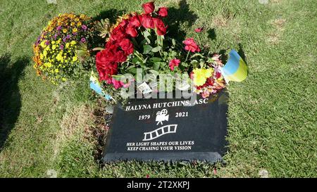 Los Angeles, California, USA 21 ottobre 2023 la direttrice della fotografia Halyna Hutchins grave in Garden of Legends all'Hollywood Forever Cemetery il 21 ottobre 2023 a Los Angeles, California, USA. Fiori messi sulla sua tomba oggi da sua madre. Foto di Barry King/Alamy Stock Photo Foto Stock