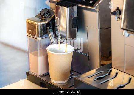Macchina per il caffè per preparare deliziosi cappuccino, latte ed espresso durante la produzione di caffè aromatico. Foto Stock