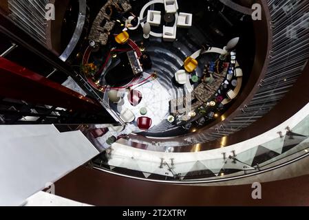 Hall dell'hotel con vista dall'alto Foto Stock