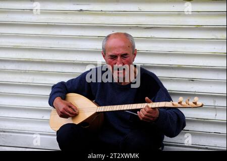 Istanbul, Türkiye. I musicisti di strada suonano un saz Foto Stock