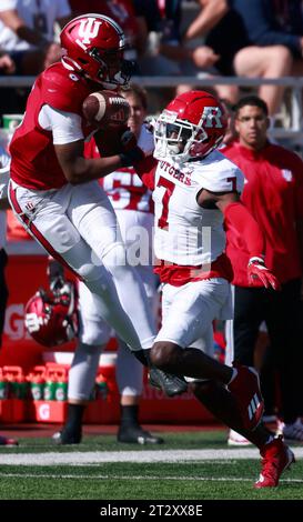 Bloomington, Stati Uniti. 21 ottobre 2023. Il defensive back dei Rutgers Scarlet Knights Robert Longerbeam (7) difende contro il wide receiver degli Indiana Hoosiers Cam camper (6) durante una partita di football NCAA a Bloomington. Rutgers ha battuto l'Indiana University 31-14. Credito: SOPA Images Limited/Alamy Live News Foto Stock