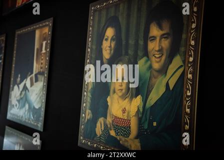 Foto della famiglia Elvis Presley di Elvis Presley, Priscilla e Lisa Marie Presley, esposte alla mostra Direct from Graceland: Elvis che si tiene presso l'Arches London Bridge 'Direct from Graceland: la mostra di Elvis, una nuova importante mostra retrospettiva che esplora la vita di Elvis Presley, che fino ad oggi è una delle figure più iconiche e influenti del XX secolo, è la mostra di apertura presso il nuovo luogo di arte e cultura, l'Arches London Bridge. The Direct from Graceland: la mostra di Elvis presenta oltre 450 manufatti di proprietà di Elvis Presley, direttamente dalla casa dell'icona Graceland a Memp Foto Stock