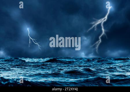 cielo tempestoso con fulmini e onde oceaniche Foto Stock