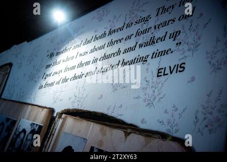 Foto e scritti della famiglia Elvis Presley, esposti alla mostra Direct from Graceland: Elvis che si tiene presso l'Arches London Bridge 'Direct from Graceland: la mostra di Elvis, una nuova importante mostra retrospettiva che esplora la vita di Elvis Presley, che fino ad oggi è una delle figure più iconiche e influenti del XX secolo, è la mostra di apertura presso il nuovo luogo di arte e cultura, l'Arches London Bridge. The Direct from Graceland: la mostra di Elvis presenta oltre 450 manufatti di proprietà di Elvis Presley, direttamente dalla casa dell'icona Graceland a Memphis, Tennessee, tra cui il suo militar Foto Stock