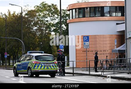 22 ottobre 2023, Sassonia-Anhalt, Dessau-Roßlau: La polizia assicura la nuova sinagoga di Weill prima della sua dedica. La sinagoga completa la casa del rabbino, costruita nel 1908 e ora un edificio storico, dove Kurt Weill trascorse gli anni dell'infanzia. Con la sinagoga, la comunità ha ora un moderno centro religioso e culturale senza barriere. Foto: Hendrik Schmidt/dpa Foto Stock