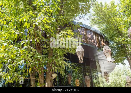 Un vero e proprio complesso ecologico e moderno, composto da un edificio residenziale o da un centro affari con un concetto ecologico per proteggere l'ambiente dall'anidride carbonica Foto Stock