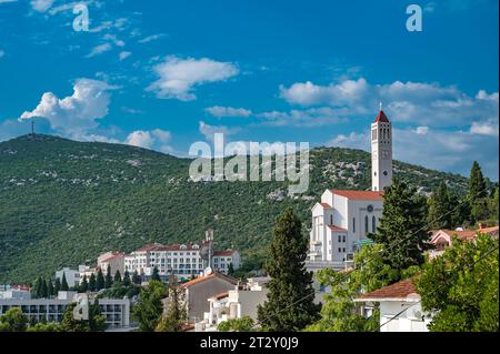 Vista della città bosniaca di Neum in estate con la chiesa cattolica Crkva svetog Ivana Foto Stock